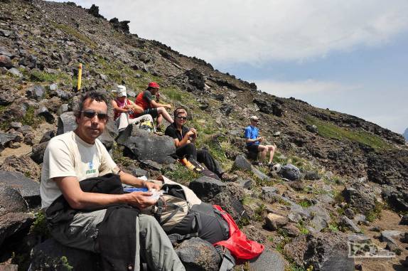 Pausa para descanso e lanche na subida do vulcão Lanín, na região de Junín de Los Andes, na Argentina